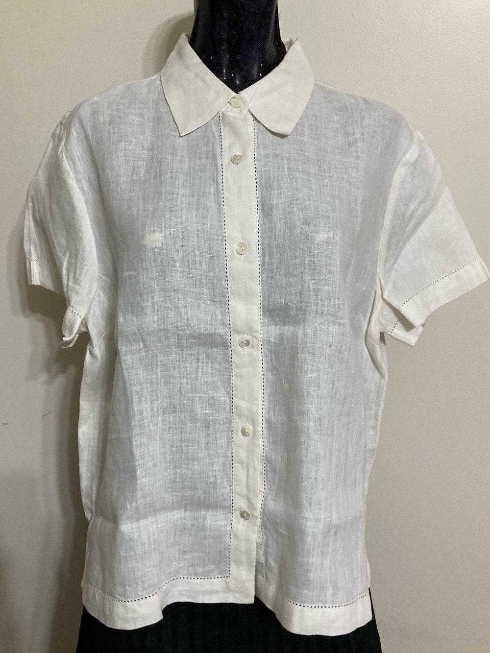 Off White Linen, Short-Sleeve, Button Front Shirt. Item # SSct18